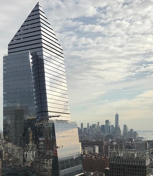 Full view of 10 Hudson Yards tower and its roofline against the Manhattan sky